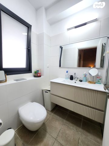 דירה, יונתן רטוש, פסגות אפק, ראש העין