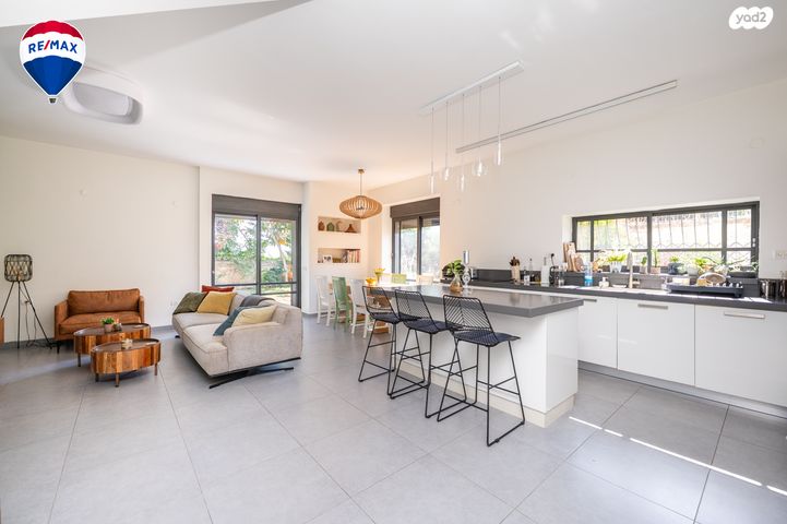 דו משפחתי, מול היקב, זכרון יעקב