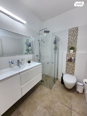 דירה, יונתן רטוש, פסגות אפק, ראש העין