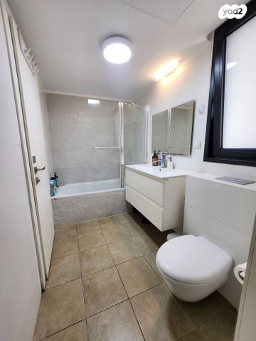 דירה, יונתן רטוש, פסגות אפק, ראש העין