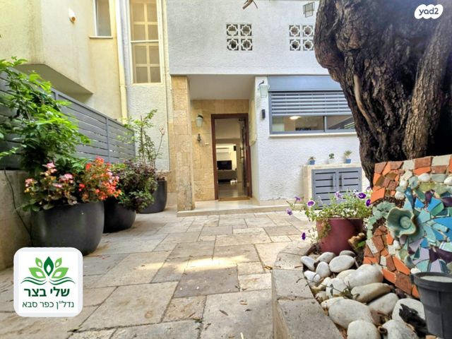 בית פרטי/ קוטג', זאב גלר 22, הפרחים, כפר סבא