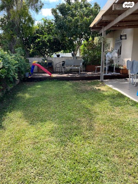 דו משפחתי, כוכב יאיר / צור יגאל