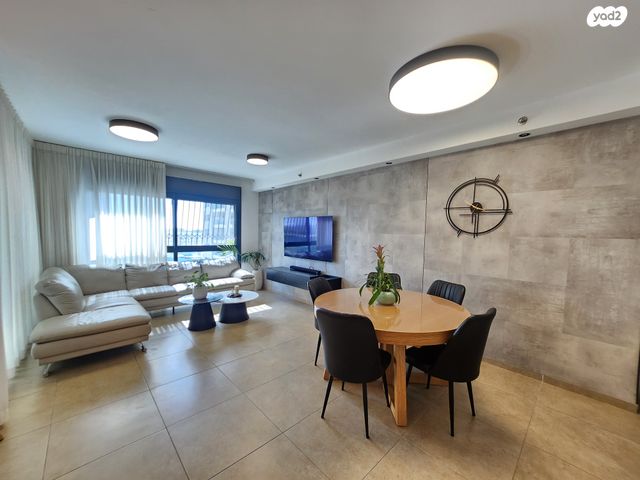 דירה, יונתן רטוש, פסגות אפק, ראש העין