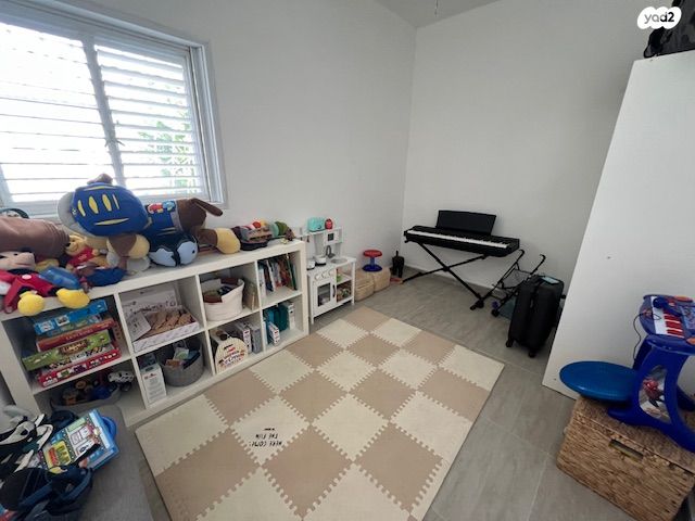 דו משפחתי, כוכב יאיר / צור יגאל