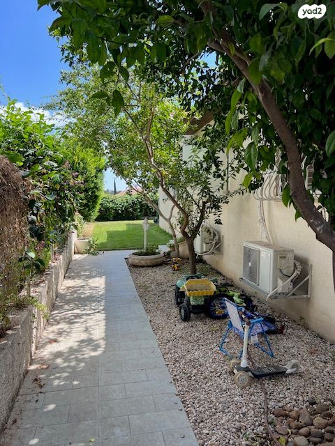 דו משפחתי, כוכב יאיר / צור יגאל