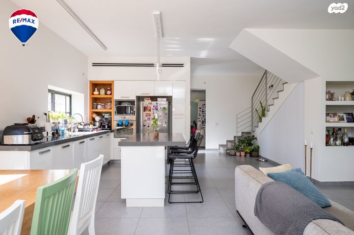 דו משפחתי, מול היקב, זכרון יעקב