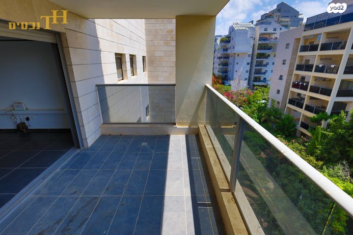 דירה, ג'ו עמר 5, הזמר העברי, כפר סבא