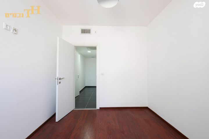 דירה, ג'ו עמר 5, הזמר העברי, כפר סבא