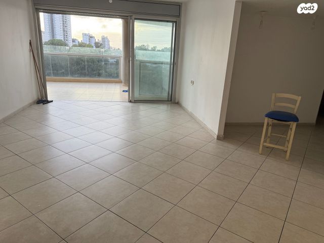 דירה, פולה בן גוריון, בנות חיל, ראשון לציון