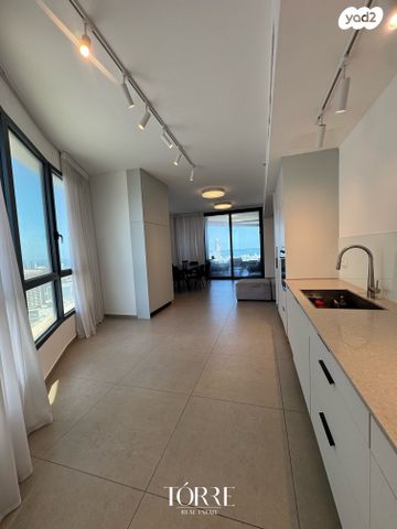 גג/ פנטהאוז, דרך מנחם בגין 158, מונטיפיורי, הרכבת, תל אביב יפו