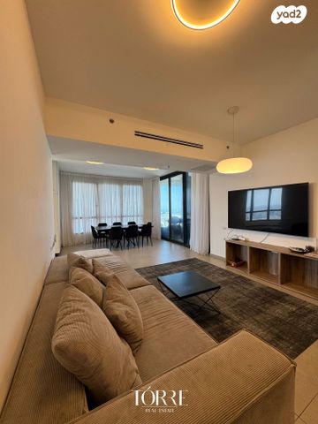 גג/ פנטהאוז, דרך מנחם בגין 158, מונטיפיורי, הרכבת, תל אביב יפו