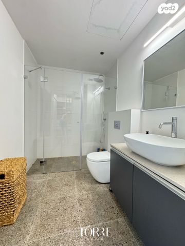 גג/ פנטהאוז, דרך מנחם בגין 158, מונטיפיורי, הרכבת, תל אביב יפו