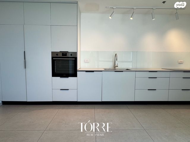 גג/ פנטהאוז, דרך מנחם בגין 158, מונטיפיורי, הרכבת, תל אביב יפו