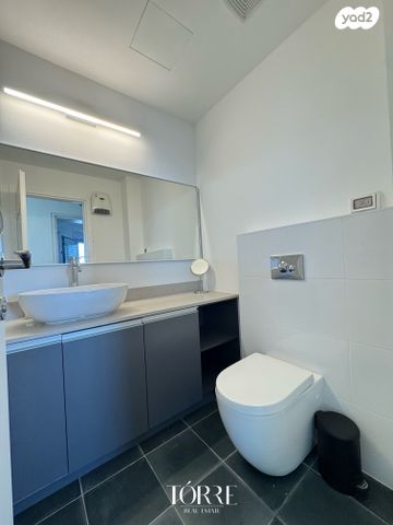 גג/ פנטהאוז, דרך מנחם בגין 158, מונטיפיורי, הרכבת, תל אביב יפו