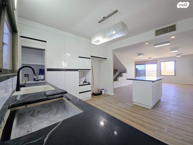 דו משפחתי, קדימה צורן