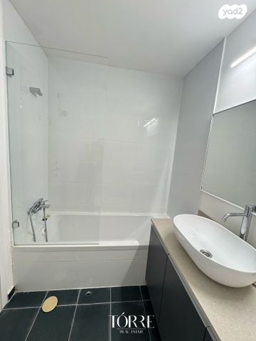 גג/ פנטהאוז, דרך מנחם בגין 158, מונטיפיורי, הרכבת, תל אביב יפו