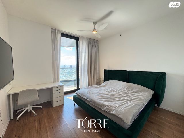 גג/ פנטהאוז, דרך מנחם בגין 158, מונטיפיורי, הרכבת, תל אביב יפו