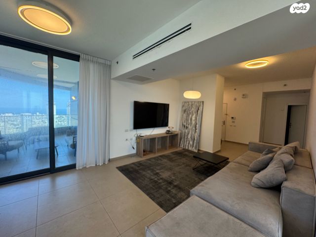 גג/ פנטהאוז, דרך מנחם בגין 158, מונטיפיורי, הרכבת, תל אביב יפו