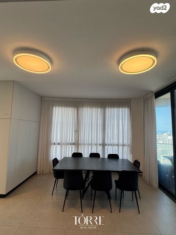 גג/ פנטהאוז, דרך מנחם בגין 158, מונטיפיורי, הרכבת, תל אביב יפו