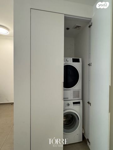 גג/ פנטהאוז, דרך מנחם בגין 158, מונטיפיורי, הרכבת, תל אביב יפו