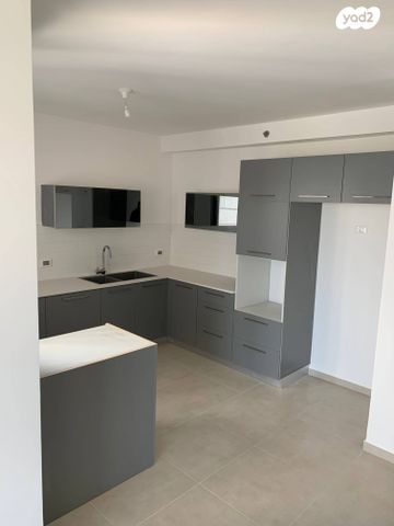 אברהם מחרז 18