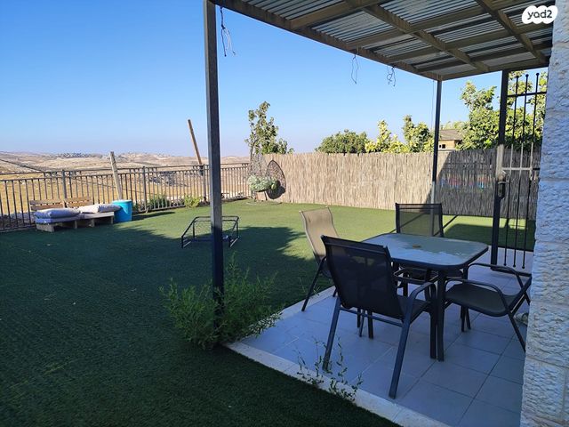 דו משפחתי, אדם - גבע בנימין