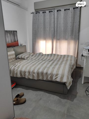 דו משפחתי, אדם - גבע בנימין