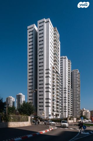 דירה, עפרה חזה, משכנות האומנים, קרית מוצקין