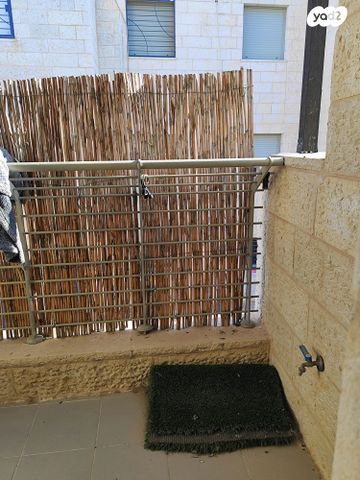 דו משפחתי, אדם - גבע בנימין