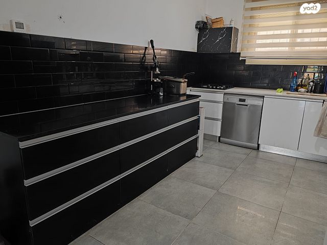 דו משפחתי, אדם - גבע בנימין