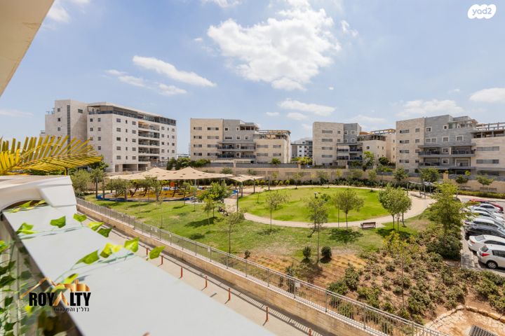 דירה, קרל לנדשטיינר, פסגות אפק, ראש העין