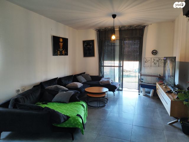 דו משפחתי, אדם - גבע בנימין