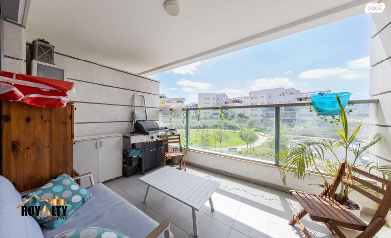 דירה, קרל לנדשטיינר, פסגות אפק, ראש העין