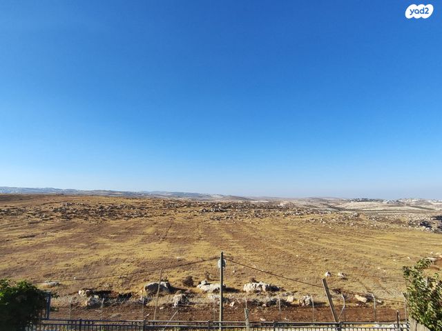 דו משפחתי, אדם - גבע בנימין