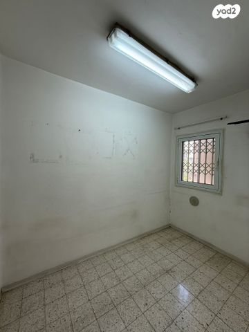 דירה, יציאה לשדרות מנחם בגין, רעננה