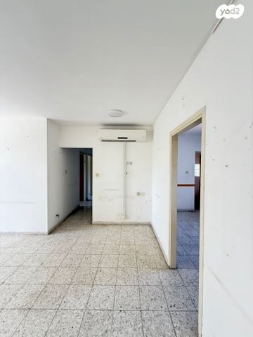 דירה, יציאה לשדרות מנחם בגין, רעננה