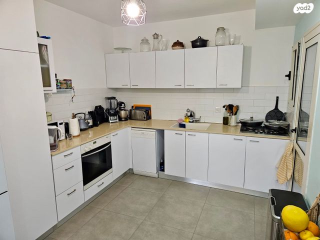 דירה, צור יצחק