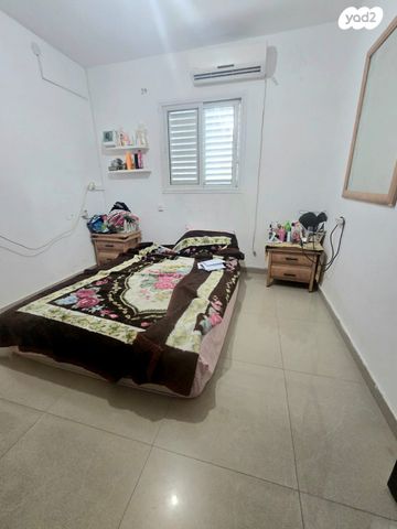 דירה, חרמון, נאות שז"ר, יבנה