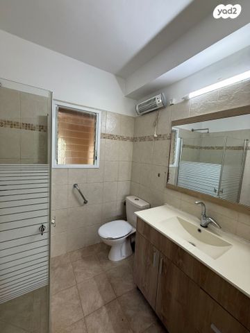 דירה, יציאה לשדרות מנחם בגין, רעננה