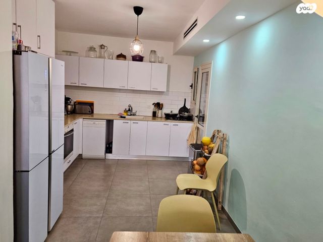 דירה, צור יצחק