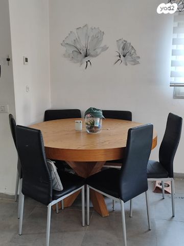 דו משפחתי, אדם - גבע בנימין