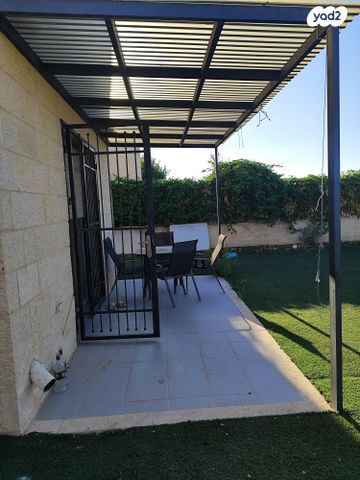 דו משפחתי, אדם - גבע בנימין