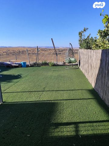 דו משפחתי, אדם - גבע בנימין