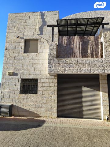 דו משפחתי, אדם - גבע בנימין