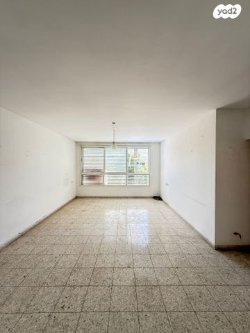 דירה, יציאה לשדרות מנחם בגין, רעננה