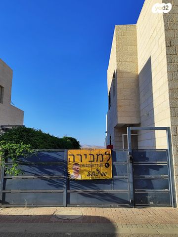 דו משפחתי, אדם - גבע בנימין