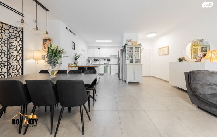 דירה, קרל לנדשטיינר, פסגות אפק, ראש העין