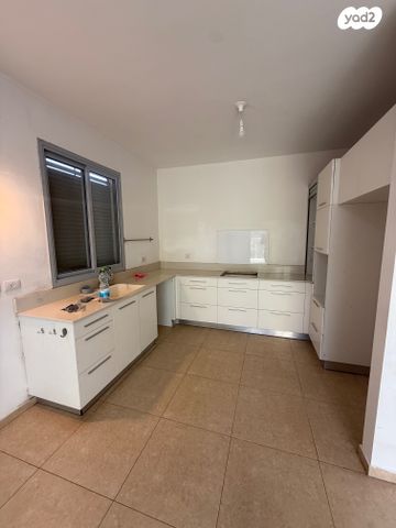 טריפלקס, אבן יהודה