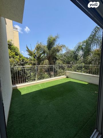 טריפלקס, אבן יהודה