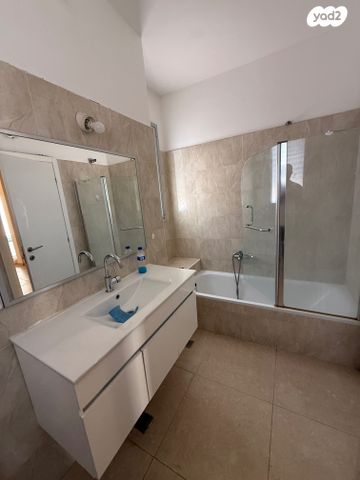 טריפלקס, אבן יהודה